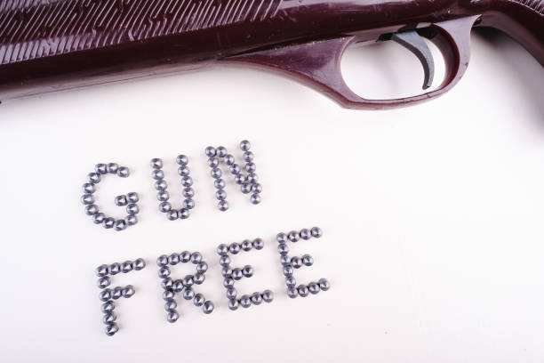 название зоны свободы от оружия из пуль - gun free zone sign стоковые фото и изображения