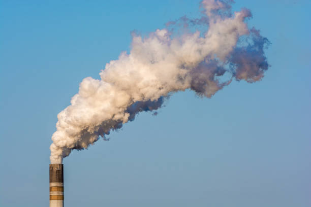 gran chimenea de fumar contra un cielo azul - global warming power station smoke stack coal fotografías e imágenes de stock