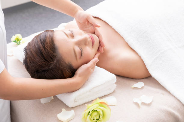 beauté - asian ethnicity asia massaging spa treatment photos et images de collection