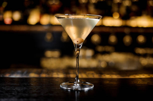 汚れマティーニ カクテル グラスにオリーブ - martini martini glass dirty martini olive ストックフォトと画像