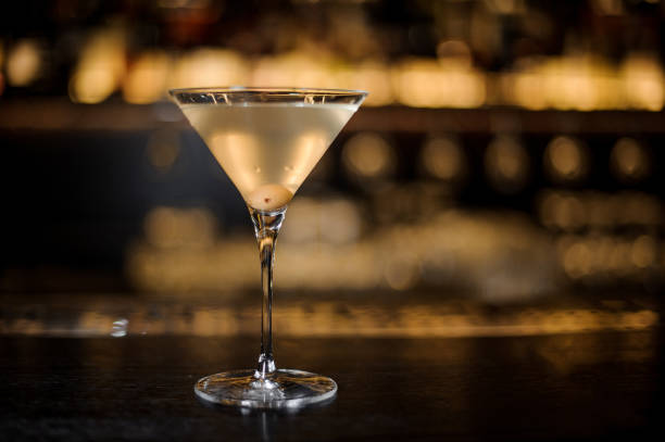 cocktail com uma azeitona no copo de martini sujo - copo de martini - fotografias e filmes do acervo