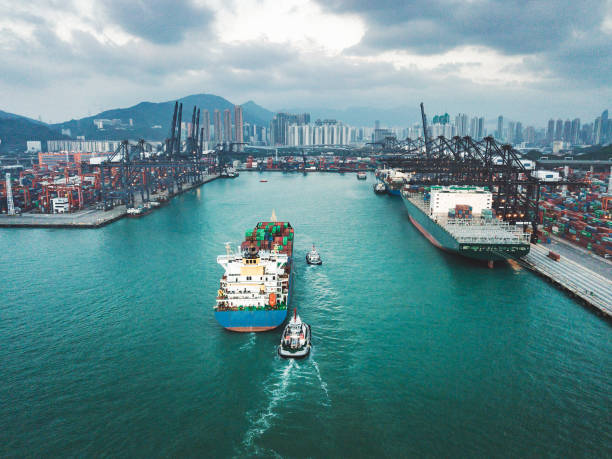 container cargo frachtschiff terminal in hongkong, china - harbor city stock-fotos und bilder