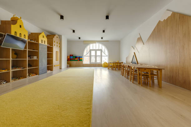 interior de aula acogedor jardín de la infancia con amarillo alfombra, mesas y tv - classroom education chair carpet fotografías e imágenes de stock