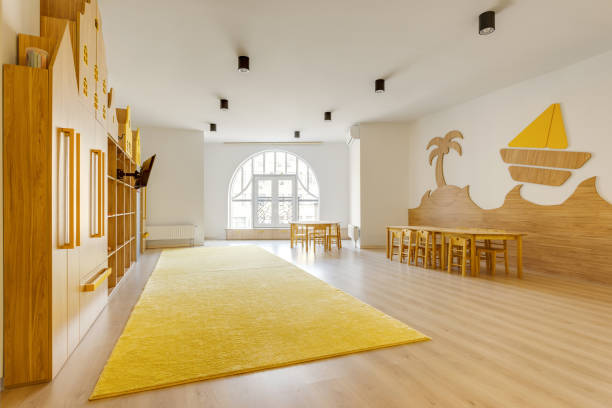 salón luz acogedor con muebles de madera en el jardín de la infancia moderna - classroom education chair carpet fotografías e imágenes de stock