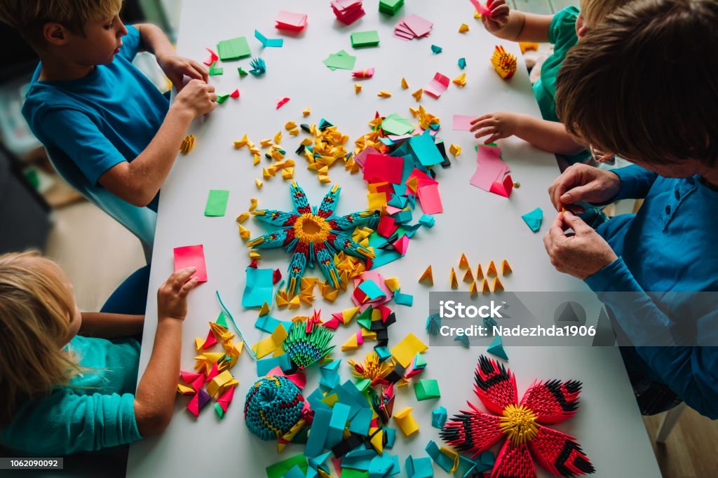 enseignants et enfants faire de l’artisanat avec du papier origami - Photo de Enfant libre de droits