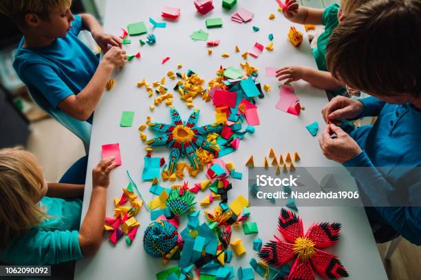 Photo libre de droit de Enseignants Et Enfants Faire De Lartisanat Avec Du Papier Origami banque d'images et plus d'images libres de droit de Enfant