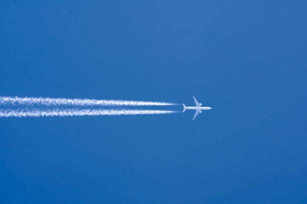 aereo grandi due motori aerei aeroporto contrail nuvole. concetto di viaggio. - window porthole sky cloudscape foto e immagini stock