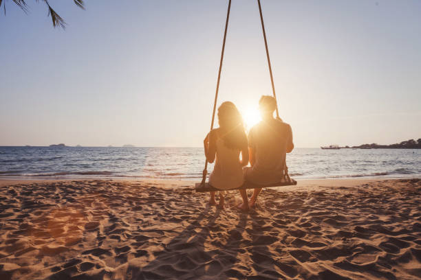 férias de praia para casal jovem romântico, férias de lua de mel. - romance honeymoon couple vacations - fotografias e filmes do acervo