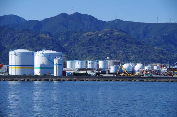 газовые баллоны - petrochemical plant storage tank lng storage room стоковые фото и изображения