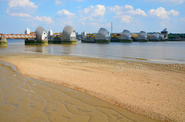 barreira do tamisa - thames river thames barrier london england boundary - fotografias e filmes do acervo