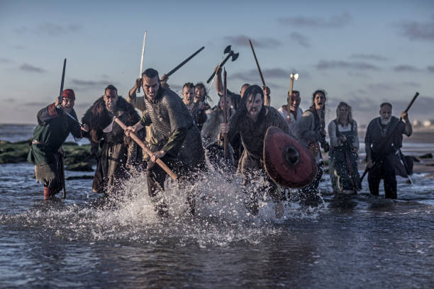 um tesouro de arma empunhando guerreiros viking - bárbaro - fotografias e filmes do acervo