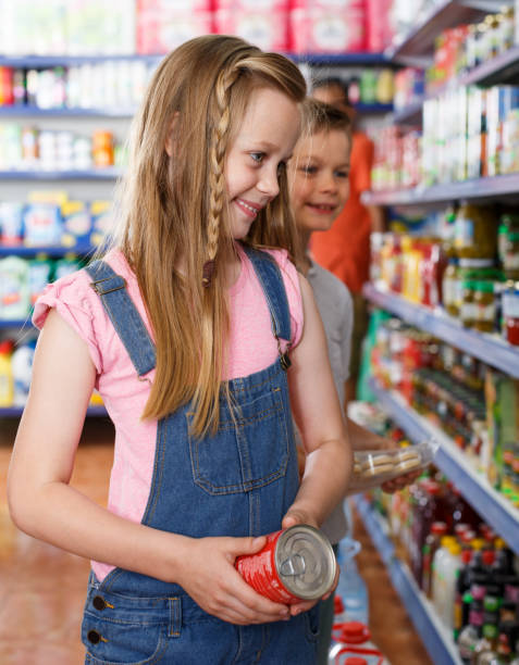 istock kids choosing preserved meal 1062158896