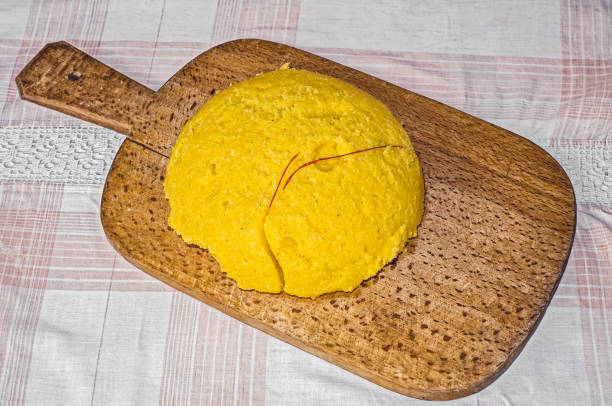 polenta fraîche coupée avec un string rouge - dishware butter cutting board agriculture photos et images de collection