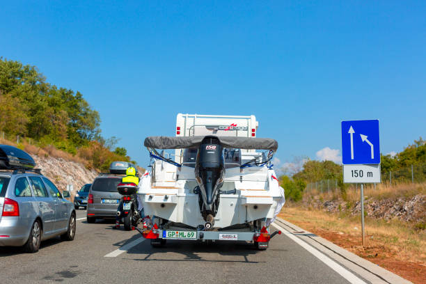 motorhome com barco a motor do reboque automotivo na estrada em istria, croatia - vehicle trailer nautical vessel speedboat motorboat - fotografias e filmes do acervo