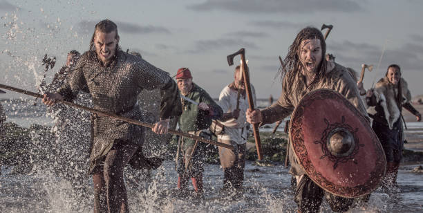 une horde d’arme maniant des guerriers vikings combats dans une scène de bataille dans la mer - viking photos et images de collection