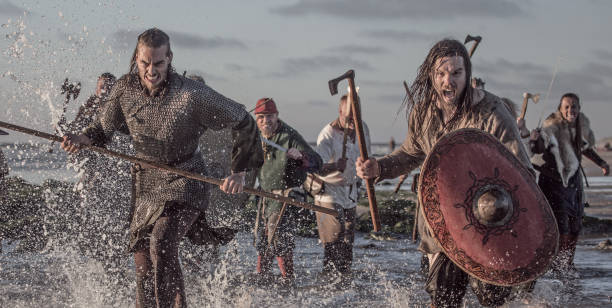 un tesoro di arma che brandisce guerrieri vichinghi che combattono in una scena di campo di battaglia in mare - viking foto e immagini stock