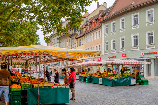 bamberg, grüner markt (baviera, alemanha) - praça de alimentação - fotografias e filmes do acervo