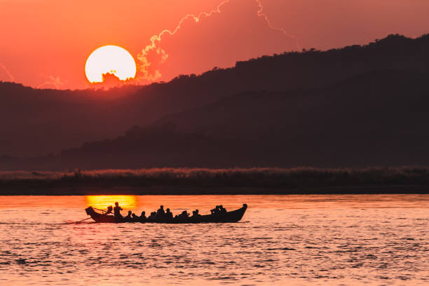 sunset on the irrawaddy river - myanmar bagan temple ayeyarwady river imagens e fotografias de stock