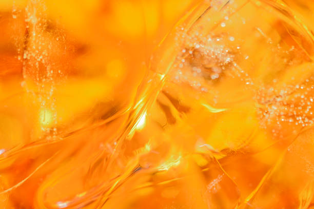 sfondo astratto da cubetti di ghiaccio e whisky - brandy foto e immagini stock