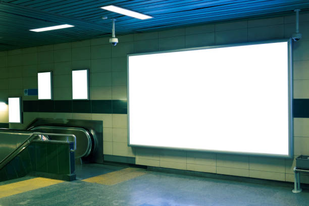 señalización de banner cartelera falsa pantalla en metro con las escaleras - london underground fotografías e imágenes de stock