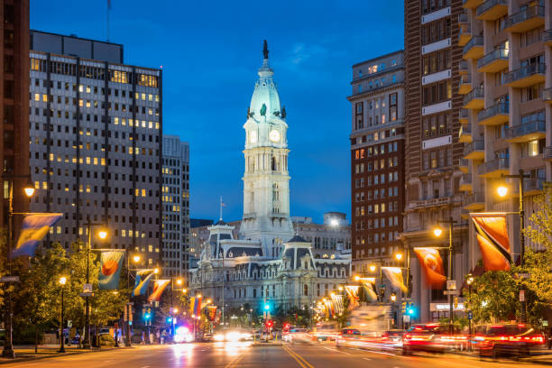 ダウンタウンの米国ペンシルベニア州フィラデルフィア市役所 - benjamin franklin parkway ストックフォトと画像