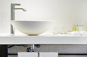 moderne-wei%C3%9Fe-waschbecken-mit-wasse