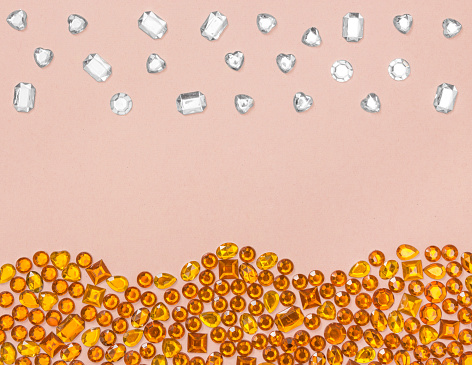 Piedras de diamantes sobre fondo rosa pastel photo