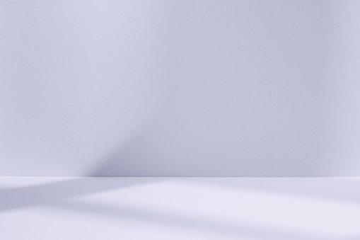 Espacio luz azul con sombra de ventana photo