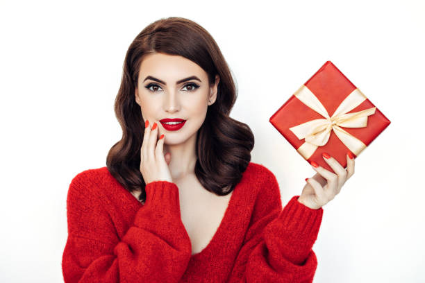 piękna kobieta z prezentem - beautiful women gift christmas zdjęcia i obrazy z banku zdjęć