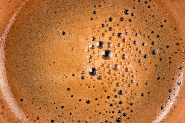 kaffee-schaum in die tasse textur und hintergrund - coffee nobody macro directly above stock-fotos und bilder