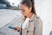 junge-frau-mit-einem-smartphone-im-freien.jpg?b=1&s=170x170&k=20&c=W71hVF55E_HF0dFnYQ5nj6Wm4JuPSb2AuFn915TxIUE=