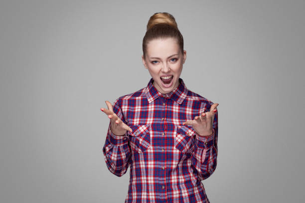 menina loira com raiva na camisa quadriculada de vermelha, rosa, coletados penteado coque, maquiagem pé e olhando para a câmera com cara de agressiva e pedindo. - shirt problems red pink - fotografias e filmes do acervo