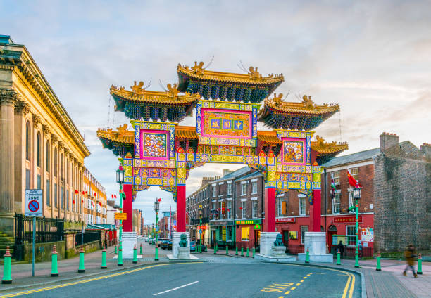 chinatown gate a liverpool, inghilterra - il monumento di nelson foto e immagini stock