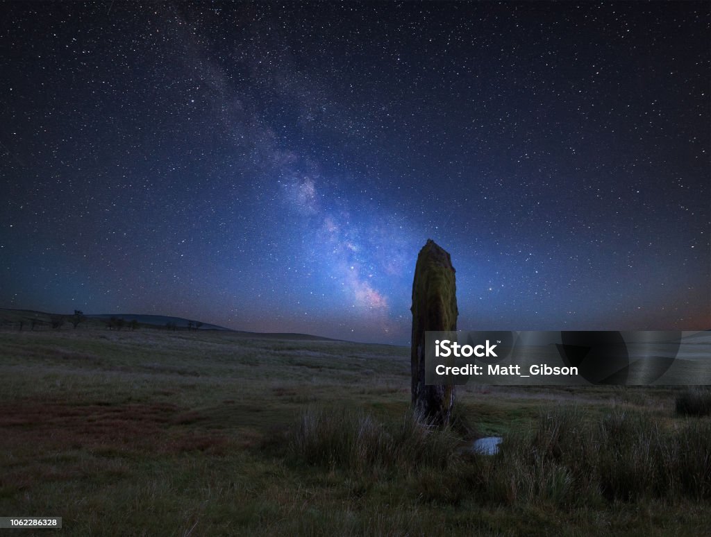 Imagem composta da vibrante Láctea sobre paisagem de antigas pedras pré-históricas, no país de Gales - Foto de stock de Brecon Beacons royalty-free