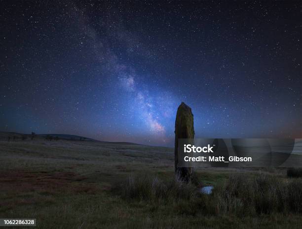 Foto de Imagem Composta Da Vibrante Láctea Sobre Paisagem De Antigas Pedras Préhistóricas No País De Gales e mais fotos de stock de Brecon Beacons