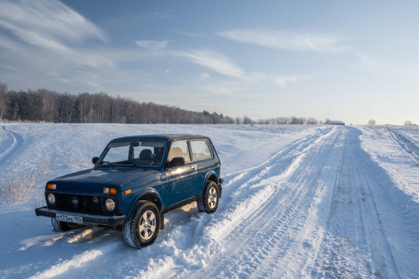 ロシア オフロード車ラダ niva - off road vehicle 4x4 snow driving ストックフォトと画像