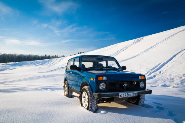 coche todoterreno rusa lada niva - off road vehicle snow 4x4 driving fotografías e imágenes de stock