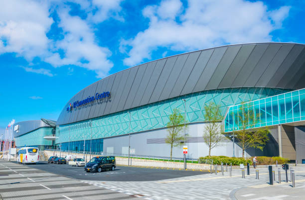 view of the echo convention center in liverpool, england - liverpool stadium built structure building exterior imagens e fotografias de stock