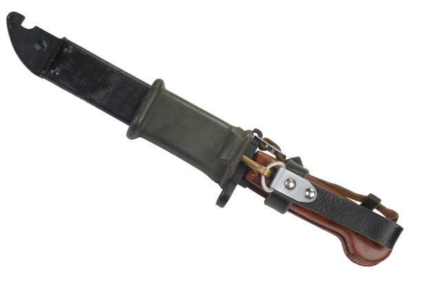 bainha e o kalashnikov ak 47 baioneta - knife isolated on red bayonet isolated - fotografias e filmes do acervo