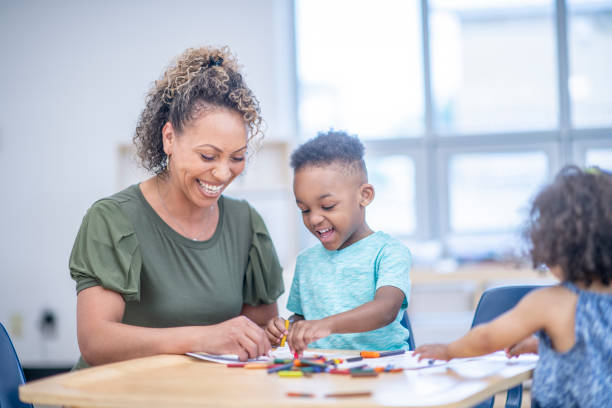 istock Crafts with preschool kids 1062318382