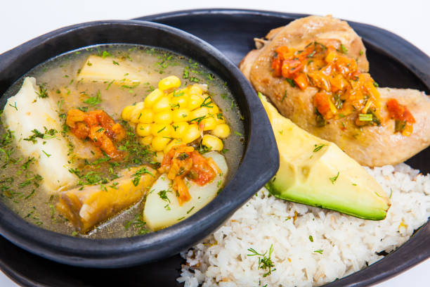 tradycyjna kolumbijska zupa z regionu valle del cauca zwana sancocho - zupa sancocho de gallina zdjęcia i obrazy z banku zdjęć