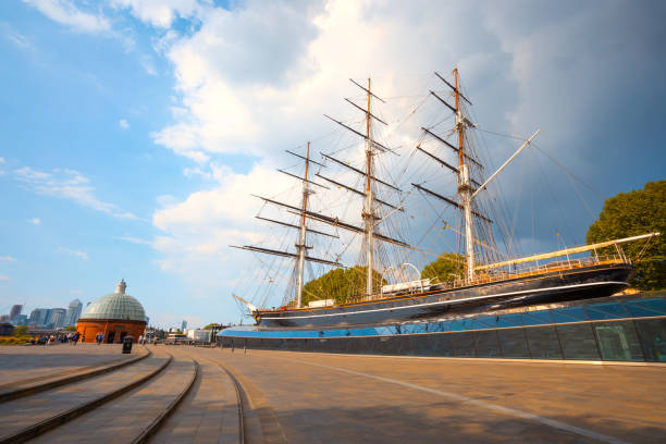 cutty sark, o clipper do chá histórico navio em greenwich, londres, reino unido - the cutty sark - fotografias e filmes do acervo