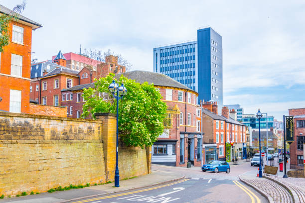 vista para uma praça em frente ao castelo de nottingham, inglaterra - 5553 - fotografias e filmes do acervo