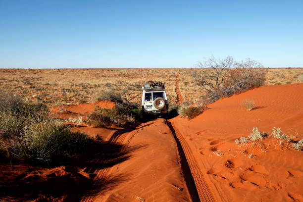 deserto simpson, australia. - outback desert australia sky foto e immagini stock