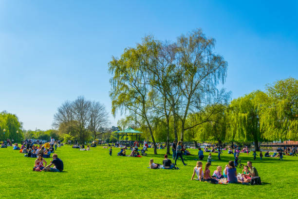 menschen sind mit picknick auf einer wiese in stratford-upon-avon, england - peoples park stock-fotos und bilder