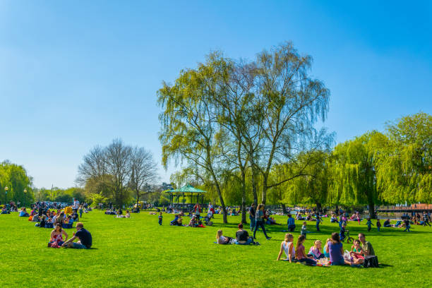 la gente sta facendo un picnic su un prato a stratford upon avon, inghilterra - 2546 foto e immagini stock