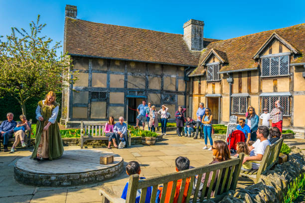 actors are performing pieces of shakespeare's plays in his birth house in stratford upon avon, england - birthplace imagens e fotografias de stock