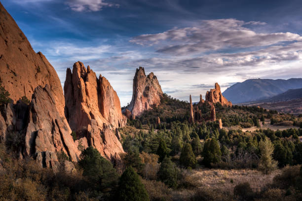 jardín de los dioses en el ocaso - garden of the gods fotografías e imágenes de stock