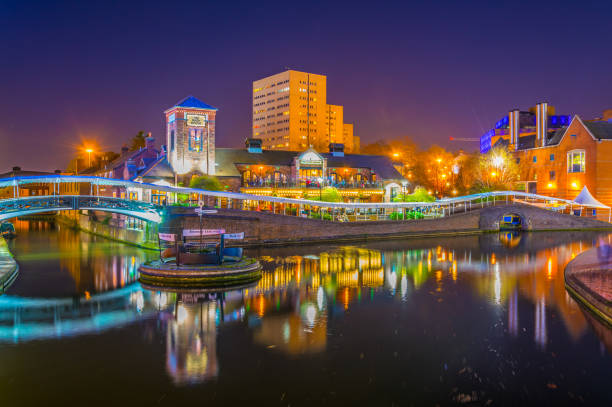 ночной вид на ресторан рядом с водным каналом в центре бирмингема, англия - public building blue channel travel стоковые фото и изображения
