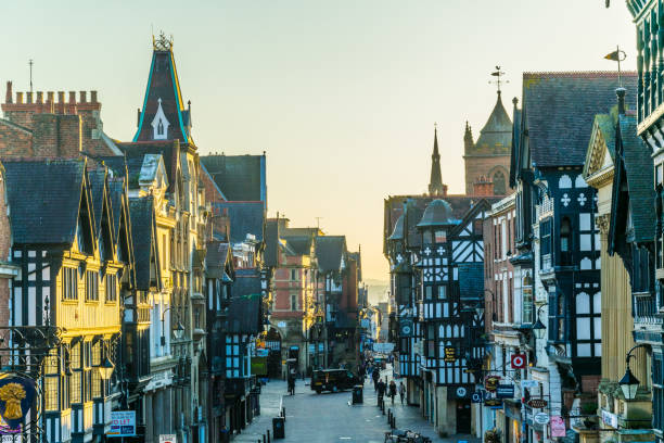 case tudor tradizionali lungo la strada eastgate nel centro di chester durante il tramonto, in inghilterra - residential structure chester england england sunset foto e immagini stock